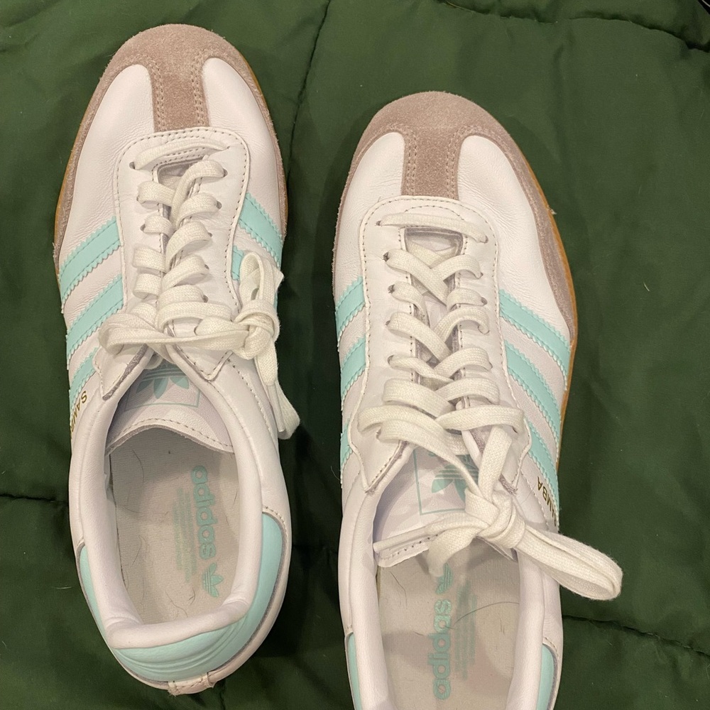 Unisex Adidas White and mint Green Sneakers Classic Style women’s 9 and boys 7